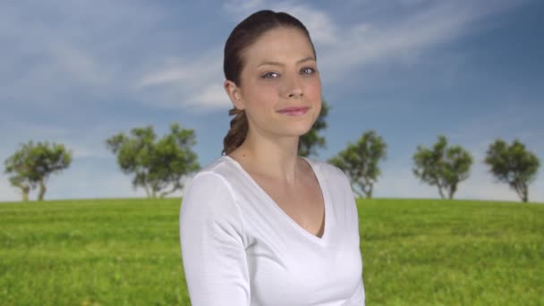 健康自然的女性站在天堂 — 图库视频影像