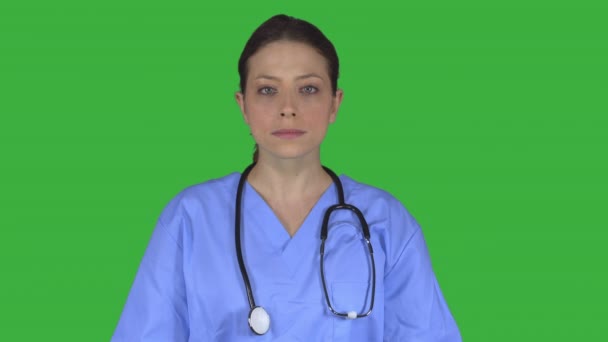 Profissional médico feminino sem expressão (Chave Verde ) — Vídeo de Stock