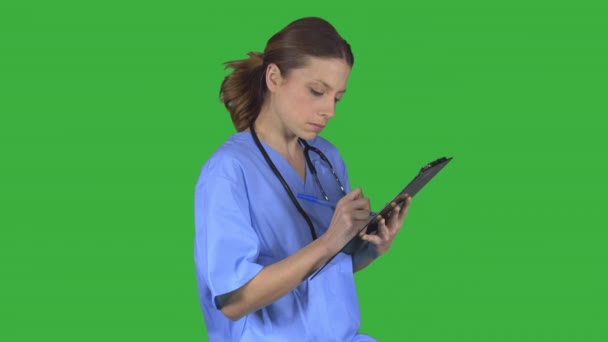 Медсестра записывает в буфер обмена (Зеленый ключ) ) — стоковое видео