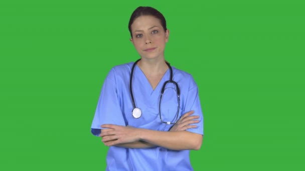 Enfermeira deprimida cruza os braços (Chave Verde ) — Vídeo de Stock