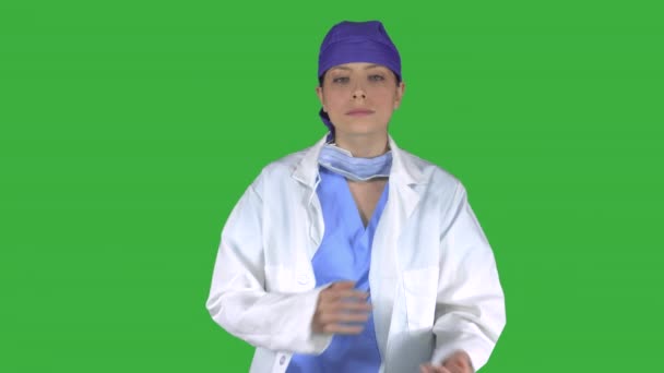 Un profesional médico asertivo cruza sus brazos (Llave Verde ) — Vídeos de Stock