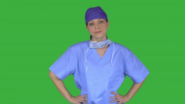 Frustrierter Chirurg mit Mütze (grüner Schlüssel)) — Stockvideo