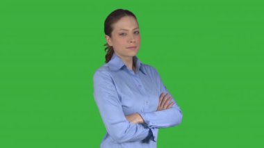 İş kadını smirks ve (yeşil anahtar pozlar)