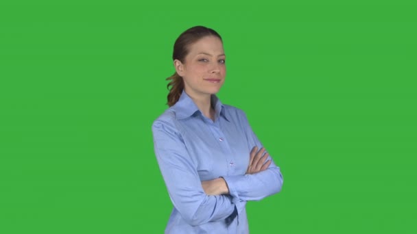 Glada armar korsade arbetar kvinnliga professional (Green Key) — Stockvideo