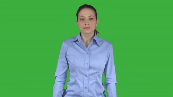 El HIPS (yeşil anahtar üzerinde olan kendine güvenen profesyonel dişi) — Stok video