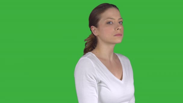 Kvinnan vänder sig och stirrar uttryckslösa (Green Key) — Stockvideo