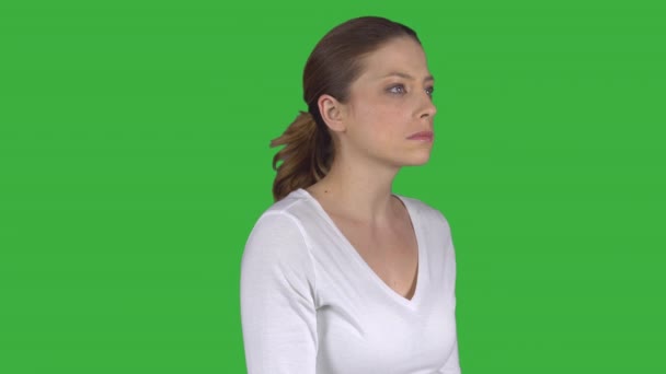 Przygnębiony kobieta patrzy na odległość (Green Key) — Wideo stockowe