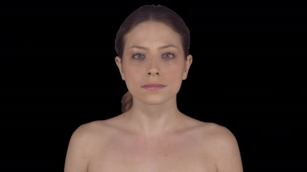 Mujer natural sin expresión (fondo transparente ) — Vídeo de stock