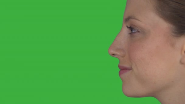 Perfil de una hembra natural sonriente (Llave Verde ) — Vídeo de stock