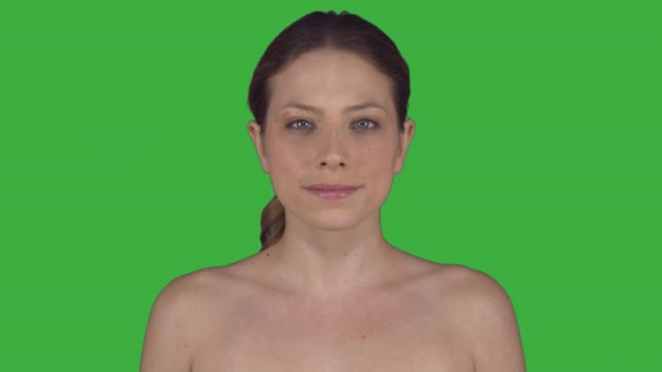 Mulher natural fica calmamente sorrindo (Chave Verde ) — Vídeo de Stock