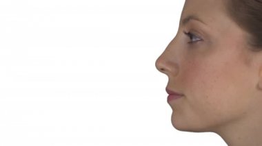 Doğal erkek (beyaz arka plan yan görünüm)