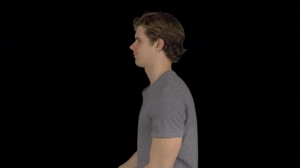 Серйозний чоловік у сірій футболці (прозорий фон ) — стокове відео