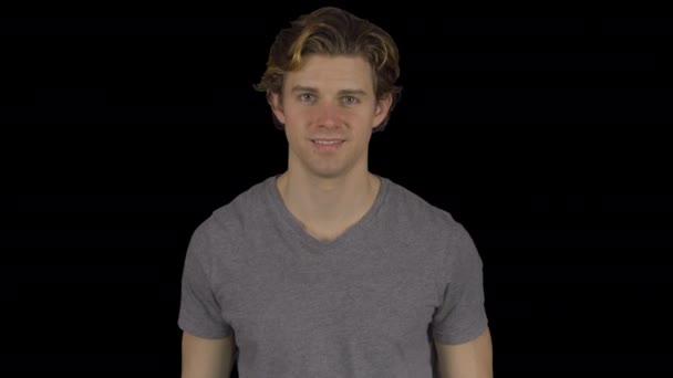 Atractivo joven pone las manos en las caderas (fondo transparente ) — Vídeos de Stock