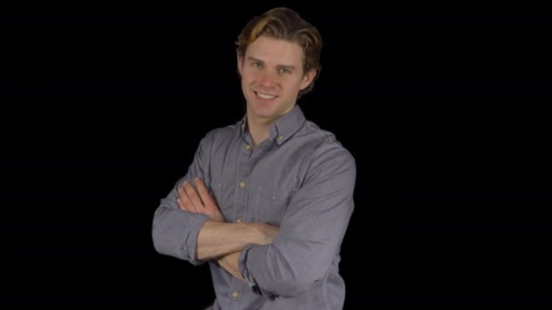 Selbstbewusster junger Mann im grauen Hemd (transparenter Hintergrund)) — Stockvideo