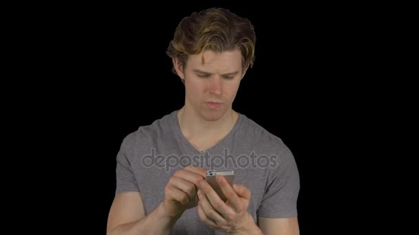 Uomo digitando sul suo telefono (sfondo trasparente ) — Video Stock