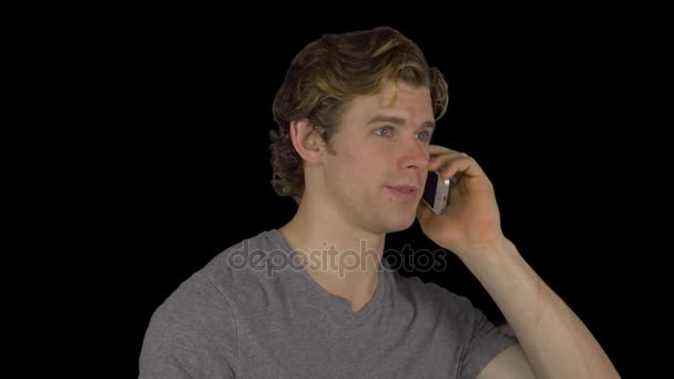 Hombre que tiene llamada telefónica con la mano izquierda (fondo transparente ) — Vídeos de Stock