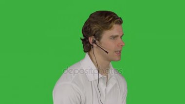 Profesyonel erkek müşteri (yeşil anahtar konuşuyor)