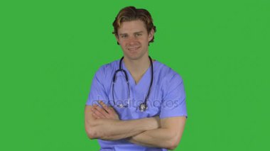 Neşeli profesyonel erkek doktor (yeşil anahtar)