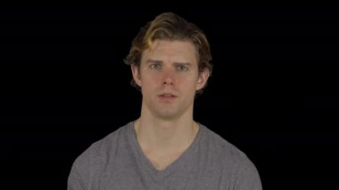 Üzgün ya da hayal kırıklığına adam kameraya (şeffaf arka plan görünüyor)