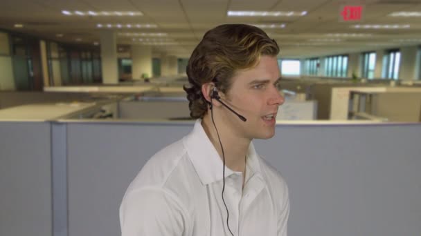Профессиональный мужчина разговаривает с клиентом в офисе — стоковое видео