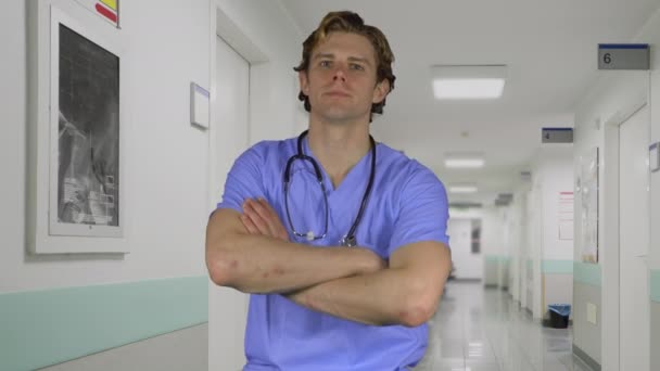 Trabajador médico sin expresión en un hospital — Vídeo de stock