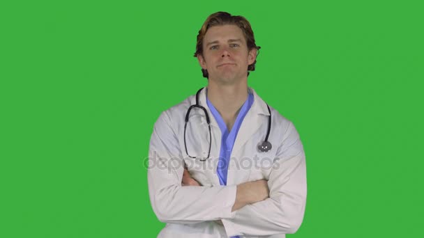 Novo jovem médico do sexo masculino (Chave Verde ) — Vídeo de Stock