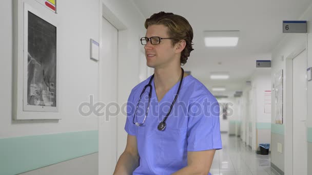 Manliga sjuksköterska med glasögon på en klinik — Stockvideo