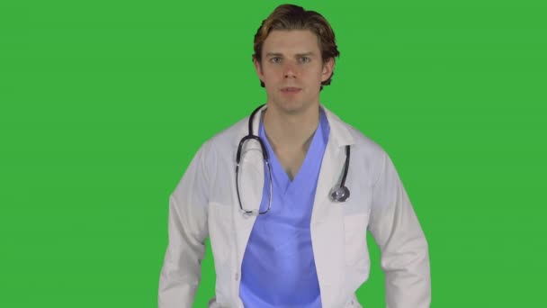 Ernsthafter medizinischer Profi an den Hüften (grüner Schlüssel) — Stockvideo