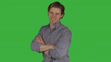 Kendine güvenen genç adam gri gömlek (yeşil anahtar)