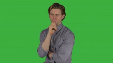 Adam kameraya bakar öyle (yeşil anahtar)