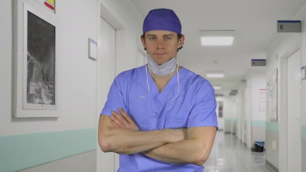 Unhappy man in scrubs outside patient room — Stock Video