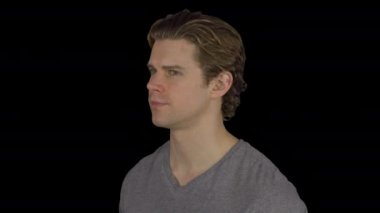 Adam kameraya (şeffaf arka plan döndürülmüş)