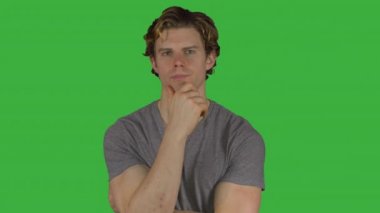 Genç adam merak (yeşil anahtarıdır)