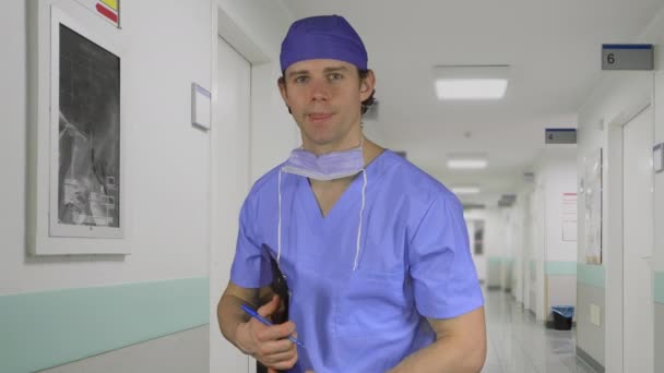 Αρσενικό ιατρικό εργαζόμενο χαμόγελα στη δουλειά — Αρχείο Βίντεο