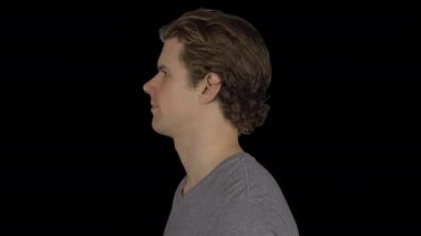 Adam döner ve gülümsüyor (şeffaf arka plan)