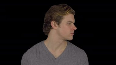 Üzgün adam kamera (şeffaf arka plan döner)