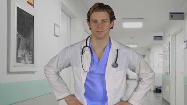 Αυτοπεποίθηση ιατρικό προσωπικό τα χέρια στους γοφούς σε μια κλινική — Αρχείο Βίντεο
