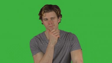 Çekici adam bir seçim (yeşil anahtar yapıyor)