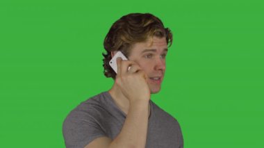 Sağ eli (yeşil anahtar ile telefonda konuşan adam)