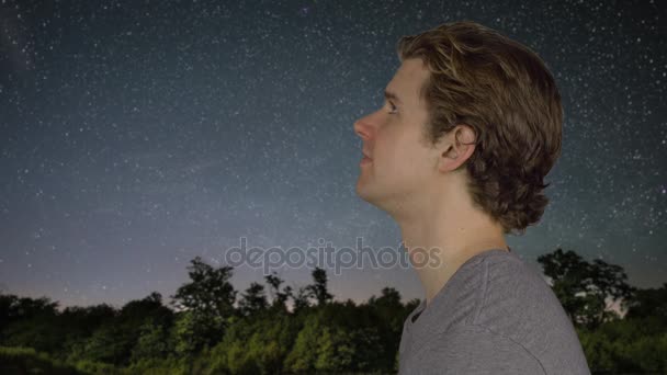 Hombre mirando el universo — Vídeo de stock