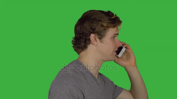 Vista lateral del hombre hablando por teléfono (Llave Verde ) — Vídeos de Stock