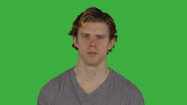 Üzgün ya da hayal kırıklığına adam kameraya (yeşil anahtar görünüyor)