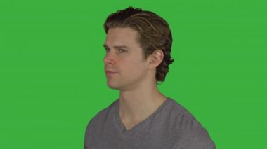 Adam kameraya (yeşil anahtar döndürülmüş)