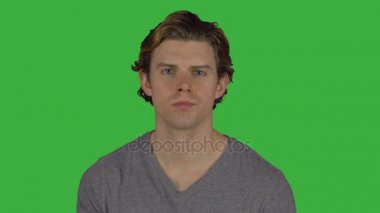 Genç adam fotoğraf makinesi ciddi göz (yeşil anahtar ile döner)