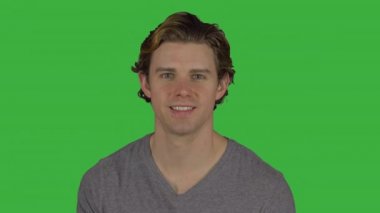 Dost mutlu adam döner ve gülümsüyor (yeşil anahtar)