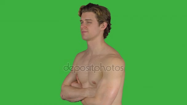 Muscular man with arms crossed (Green Key) — Stock Video