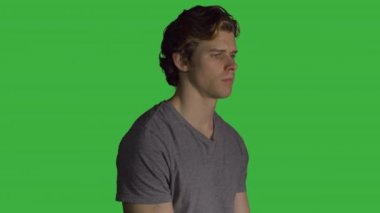 Depresif genç adam (yeşil anahtar oturmuş)