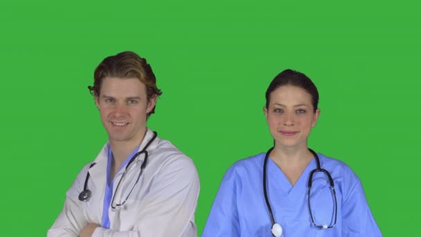 Doktor a zdravotní sestra úsměv (zelená klíč) — Stock video