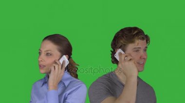 Erkek ve kadın telefon (yeşil anahtar sırt sırta)