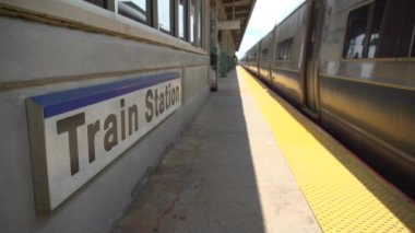 Tren istasyonu işareti geçen
